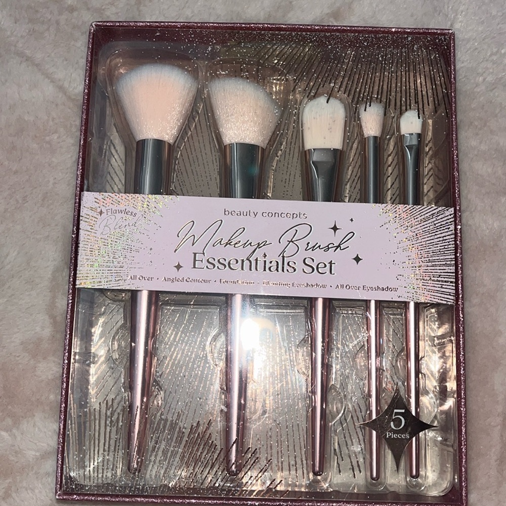Makeup brush essentials set - never used